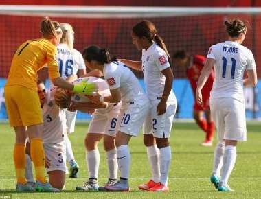 Αυτογκόλ-έπος στο γυναικείο ποδόσφαιρο: Το έβαλε πίσω από τη σέντρα (βίντεο)